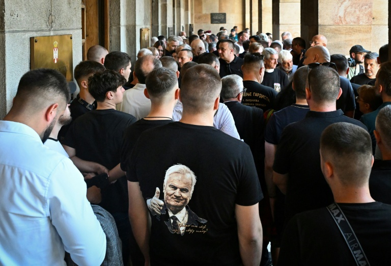 Un portrait de Ratko Mladić, le défunt chef militaire des Serbes de Bosnie, sur le t-shirt d'un homme assistant à une commémoration militaire en son honneur à la Maison de l'armée serbe à Belgrade, le 5 septembre 2026 en Serbie