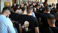 Un portrait de Ratko Mladić, le défunt chef militaire des Serbes de Bosnie, sur le t-shirt d'un homme assistant à une commémoration militaire en son honneur à la Maison de l'armée serbe à Belgrade, le 5 septembre 2026 en Serbie