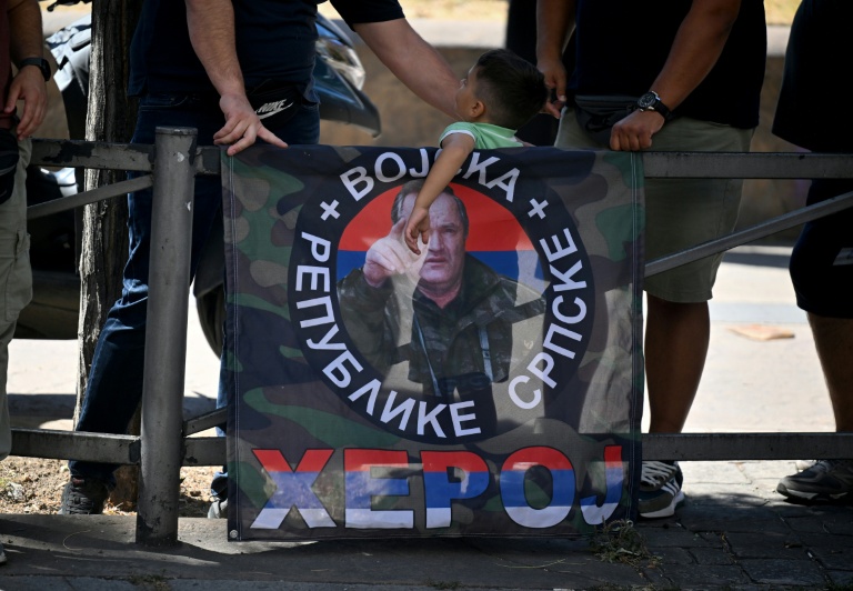 Un portrait du défunt chef militaire serbe de Bosnie Ratko Mladić lors d'une commémoration militaire en son honneur à la Maison de l'armée serbe, à Belgrade, le 5 septembre 2026 en Serbie