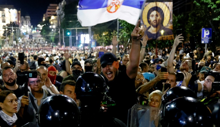 Des policiers anti-émeutes face à des manifestants hostiles au gouvernement à Belgrade le 15 août 2025 