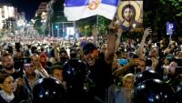Des policiers anti-émeutes face à des manifestants hostiles au gouvernement à Belgrade le 15 août 2025 