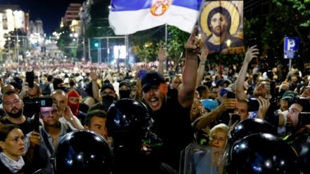 Des policiers anti-émeutes face à des manifestants hostiles au gouvernement à Belgrade le 15 août 2025 