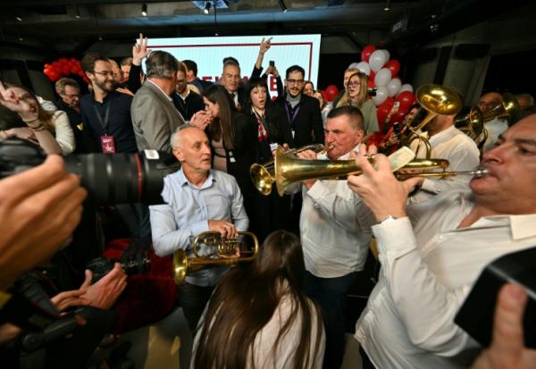 Des militants du parti des étudiants célébrant leur victoire aux législatives à belgrade le 25 octobre 2026.