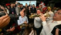 Des militants du parti des étudiants célébrant leur victoire aux législatives à belgrade le 25 octobre 2026.