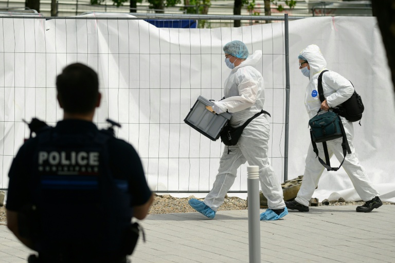 Des membres de la police scientifique recherchent des indices après qu'un jeune homme a été abattu par balle dans le quartier de la Bottière à Nantes, le 4 juin 2026 en Loire-Atlatnique