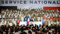 Le président Emmanuel Macron (C) présente le nouveau service national militaire lors d'un discours à Varces (Isère), le 27 novembre 2025