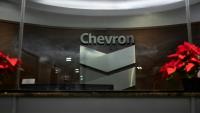 Le logo du groupe pétrolier américain Chevron dans un bureau administratif à Caracas, le 29 novembre 2022 au Venezuela