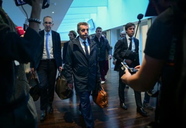 Le maire de Saint-Etienne Gaël Perdriau (au centre) arrive à son procès pour chantage à la sextape, le 22 septembre 2025 au tribunal correctionnel de Lyon