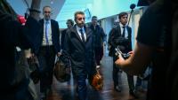 Le maire de Saint-Etienne Gaël Perdriau (au centre) arrive à son procès pour chantage à la sextape, le 22 septembre 2025 au tribunal correctionnel de Lyon