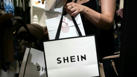 Une cliente à la sortie d'un magasin éphémère de la marque chinoise de fast fashion Shein à Dijon, le 26 juin 2025