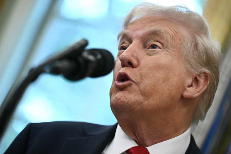 Le président américain Donald Trump parle à la presse dans le Bureau ovale de la Maison Blanche, à Washington, le 30 septembre 2025