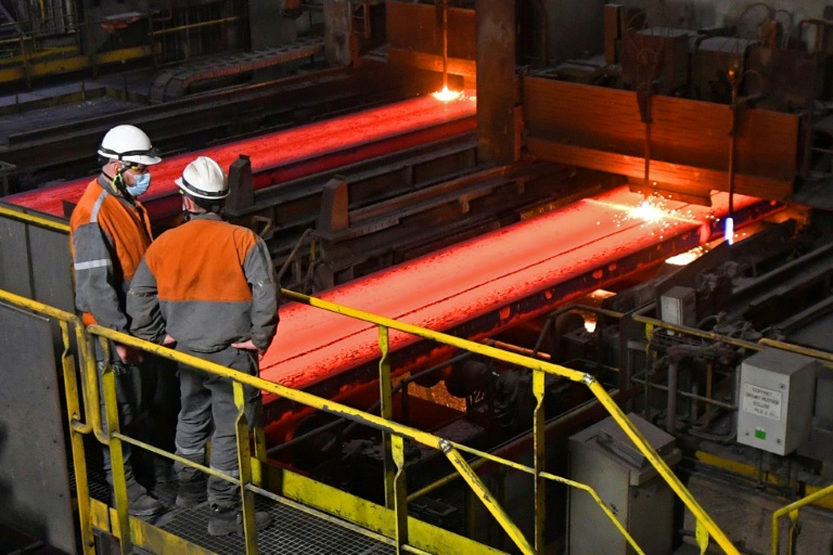 Des brames d'acier en fusion dans l'usine ArcelorMittal de Dunkerque, le 11 février 2022