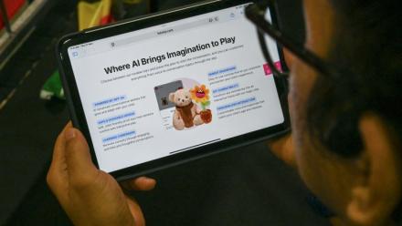 Un écran affiche un site web vendant un ours en peluche fabriqué à Singapour et doté d'intelligence artificielle, le 27 novembre 2025 à Singapour