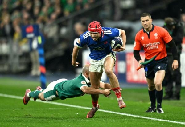 L'ailier du XV de France Louis Bielle-Biarrey échappe à un placage du demi de mêlée irlandais Jamison Gibson-Park, au Stade de France, à Saint-Denis, le 5 février 2026