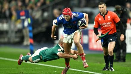 L'ailier du XV de France Louis Bielle-Biarrey échappe à un placage du demi de mêlée irlandais Jamison Gibson-Park, au Stade de France, à Saint-Denis, le 5 février 2026
