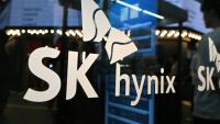 Le logo de SK hynix est projeté sur une paroi en verre lors du Salon mondial des technologies de l'information 2026, à Séoul, le 22 avril 2026