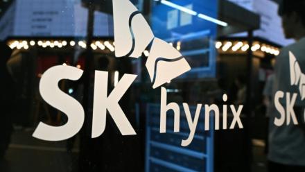 Le logo de SK hynix est projeté sur une paroi en verre lors du Salon mondial des technologies de l'information 2026, à Séoul, le 22 avril 2026