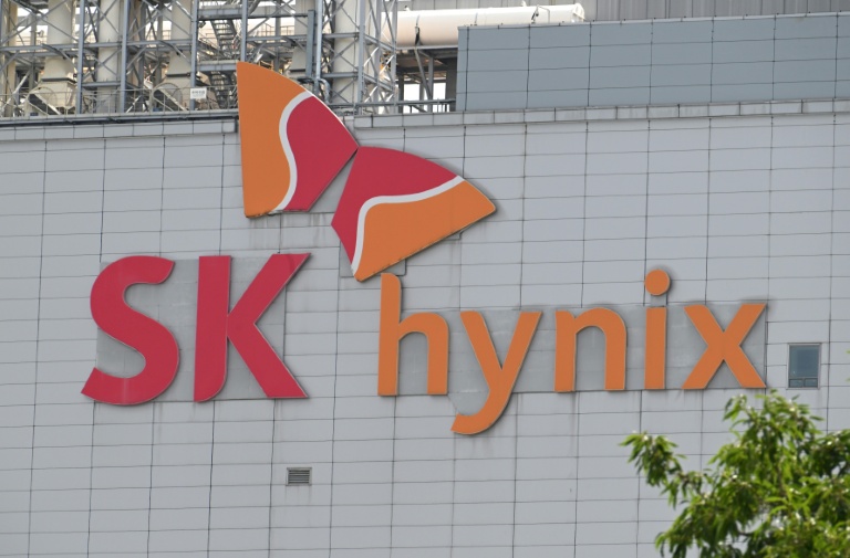 Le logo de SK hynix sur une usine du groupe à Icheon en Corée du Sud, le 29 juullet 2026.