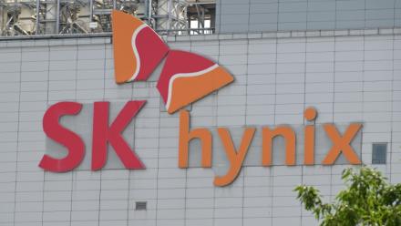 Le logo de SK hynix sur une usine du groupe à Icheon en Corée du Sud, le 29 juullet 2026.