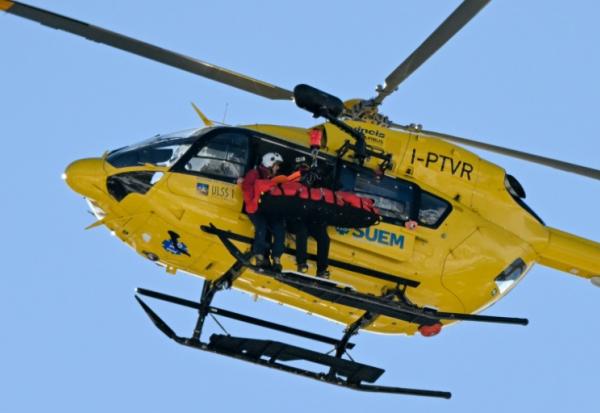 Lindsey Vonn hélitreuillée sur une civière après sa lourde chute dans la descente des JO de Milan Cortina, le 8 février 2026