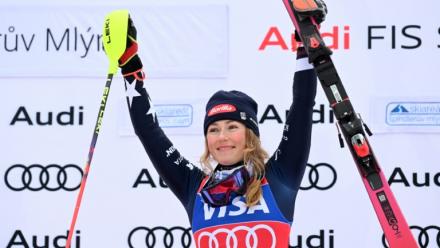 L'Américaine Mikaela Shiffrin après sa victoire au slalol de Spindleruv Mlyn, en République tchèque, le 25 janvier 2026