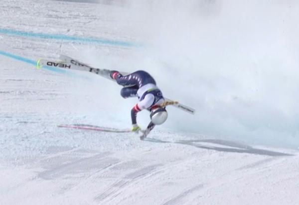 Capture vidéo fournie par le CIO/OBS de la chute de Lindsey Vonn lors de la descente des JO de Milan Cortina, le 8 février 2026