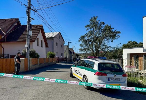 Un véhicule de police devant une école à Staškov, après une attaque au couteau, le 29 septembre 2026 dans le nord-ouest de la Slovaquie 