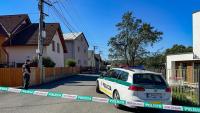 Un véhicule de police devant une école à Staškov, après une attaque au couteau, le 29 septembre 2026 dans le nord-ouest de la Slovaquie 