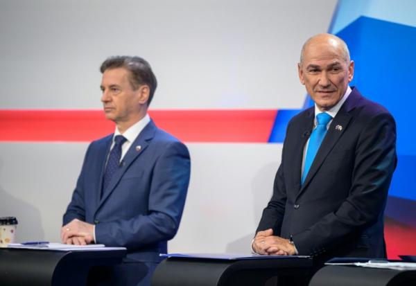 Le Premier ministre slovène Robert Golob (à gauche) et l'ancien Premier ministre ultra-conservateur Janez Jansae (à droite), lors d'un débat télévisé le 20 mars à Ljubljana
