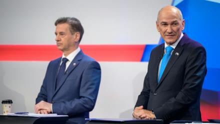 Le Premier ministre slovène Robert Golob (à gauche) et l'ancien Premier ministre ultra-conservateur Janez Jansae (à droite), lors d'un débat télévisé le 20 mars à Ljubljana