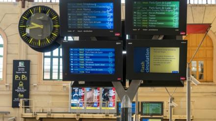 Les écrans indiquant les arrivées et départs à la gare de Marseille le 10 juin 2026, lors d'une grève nationale de 24 heures