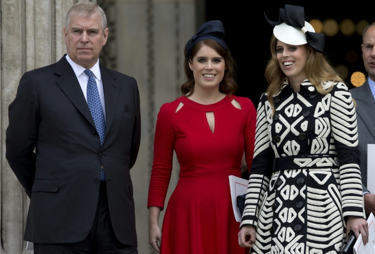 Photo d'archives de l'ex-prince Andrew (gauche), accompagné de ses filles, les princesses Eugenie (centre) et Beatrice, à la cathédrale Saint Paul à Londres, le 10 juin 2016 