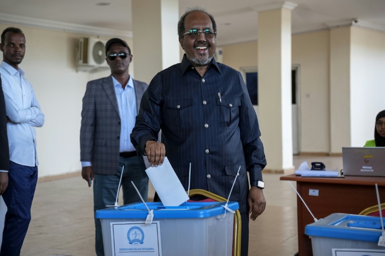 Le président Hassan Sheikh Mohamud  vote lors des élections locales à Mogadiscio, le 25 décembre 2025 en Somalie