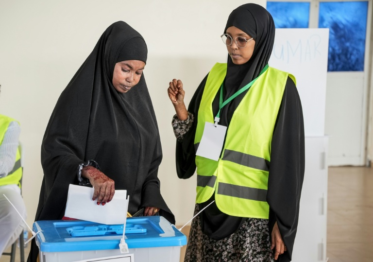 Une électrice vote lors des élections locales à Mogadiscio, en Somalie, le 25 décembre 2025