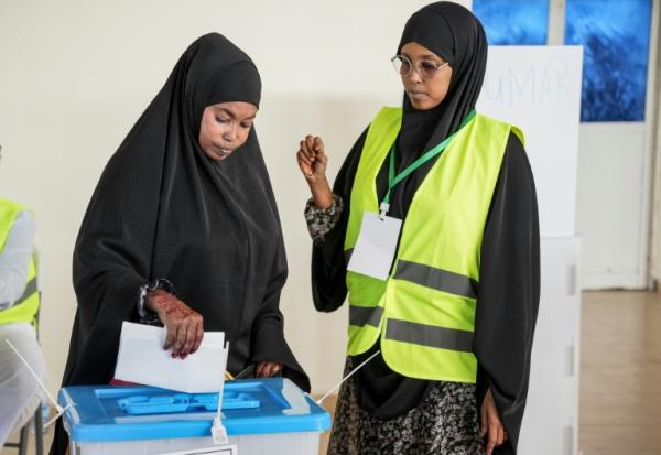 Une électrice vote lors des élections locales à Mogadiscio, en Somalie, le 25 décembre 2025