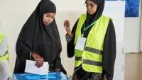 Une électrice vote lors des élections locales à Mogadiscio, en Somalie, le 25 décembre 2025