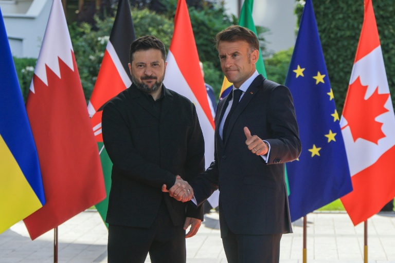 Le président Emmanuel Macron (d) et le président ukrainien Volodymyr Zelensky au sommet du G7 à Evian, le 16 juin 2026
