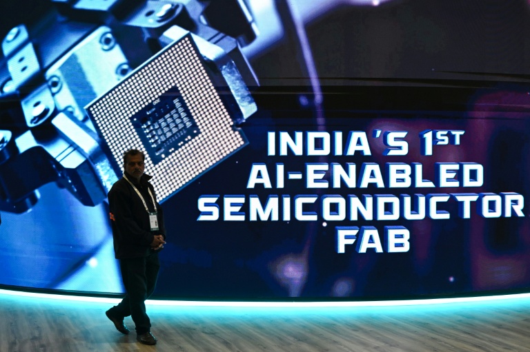 Un visiteur au Sommet sur l'impact de l'IA, le 17 février 2026 à New Delhi, en Inde