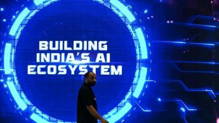 Visiteur passant devant un écran au sommet sur l'IA de New Delhi le 17 février 2026.