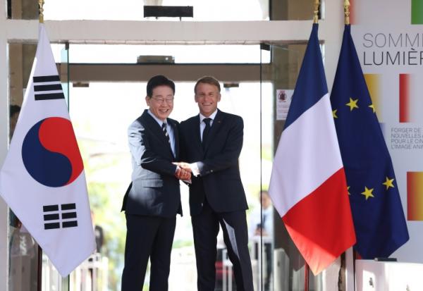 Le président Emmanuel Macron accueille son homologe sud-coréen Lee Jae Myung au "Sommet Lumière" sur l'avenir du cinéma à Saint-Paul-de-Vence, dans les Alpes-Maritimes, le 7 septembre 2026