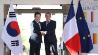 Le président Emmanuel Macron accueille son homologe sud-coréen Lee Jae Myung au "Sommet Lumière" sur l'avenir du cinéma à Saint-Paul-de-Vence, dans les Alpes-Maritimes, le 7 septembre 2026