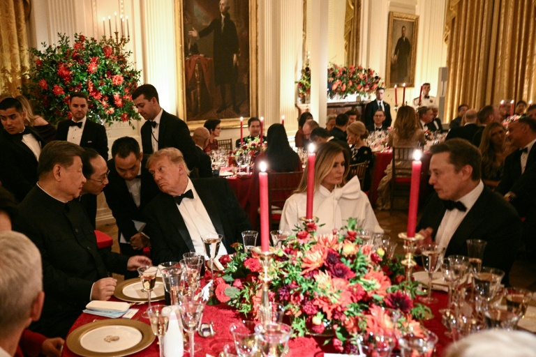 Echange entre le président chinois Xi Jinping (à g.) et le président américain Donald Trump par l’intermédiaire d’interprètes, lors d’un dîner d’État à la Maison-Blanche à Washington, DC, le 24 septembre 2026