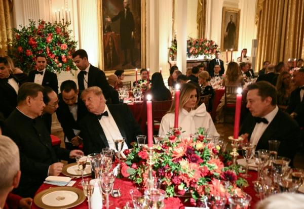 Echange entre le président chinois Xi Jinping (à g.) et le président américain Donald Trump par l’intermédiaire d’interprètes, lors d’un dîner d’État à la Maison-Blanche à Washington, DC, le 24 septembre 2026