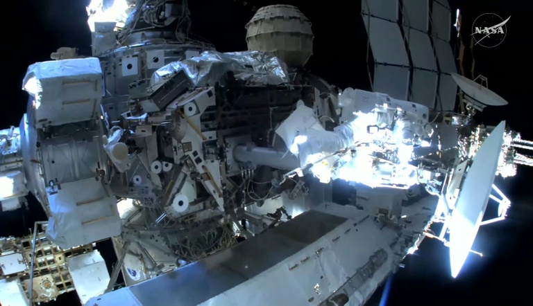 Image tirée d'une retransmission vidéo en direct de la Nasa, le 18 août 2026, montrant l'astronaute de la Nasa Anil Menon (g) et l'astronaute de l'ESA Sophie Adenot (d)lors de leur sortie dans l'espace à l'extérieur de la Station spatiale internationale (ISS), avec pour objectif de remplacer une antenne de liaison espace-sol sur le complexe orbital
