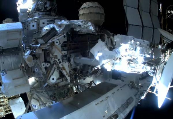 Image tirée d'une retransmission vidéo en direct de la Nasa, le 18 août 2026, montrant l'astronaute de la Nasa Anil Menon (g) et l'astronaute de l'ESA Sophie Adenot (d)lors de leur sortie dans l'espace à l'extérieur de la Station spatiale internationale (ISS), avec pour objectif de remplacer une antenne de liaison espace-sol sur le complexe orbital