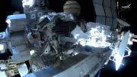 Image tirée d'une retransmission vidéo en direct de la Nasa, le 18 août 2026, montrant l'astronaute de la Nasa Anil Menon (g) et l'astronaute de l'ESA Sophie Adenot (d)lors de leur sortie dans l'espace à l'extérieur de la Station spatiale internationale (ISS), avec pour objectif de remplacer une antenne de liaison espace-sol sur le complexe orbital