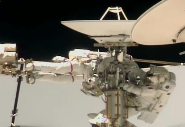 image tirée d'une retransmission vidéo en direct de la Nasa, le 18 août 2026, montrant l'astronaute de la Nasa Anil Menon (g) et l'astronaute de l'ESA Sophie Adenot (d) lors de leur sortie dans l'espace à l'extérieur de la Station spatiale internationale (ISS), avec pour objectif de remplacer une antenne de communication espace-sol sur le complexe orbital