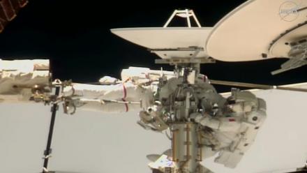 image tirée d'une retransmission vidéo en direct de la Nasa, le 18 août 2026, montrant l'astronaute de la Nasa Anil Menon (g) et l'astronaute de l'ESA Sophie Adenot (d) lors de leur sortie dans l'espace à l'extérieur de la Station spatiale internationale (ISS), avec pour objectif de remplacer une antenne de communication espace-sol sur le complexe orbital