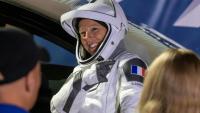 L'astronaute française Sophie Adenot pointe le drapeau français sur sa combinaison à Cape Canaveral en Floride, le 13 février 2026