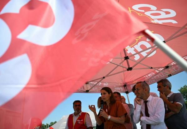 La secrétaire générale de la CGT, Sophie Binet (c), devant les salariés de l'usine Fibre Excellence, à Saint-Gaudens, le 18 juin 2026